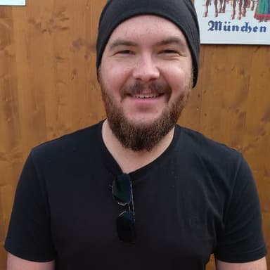 Headshot Balazs Varga 